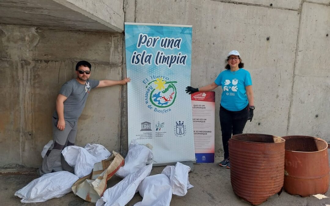 Jornada de limpieza de costas y educación ambiental con el alumnado del IES Garoé