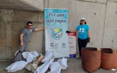 Jornada de limpieza de costas y educación ambiental con el alumnado del IES Garoé